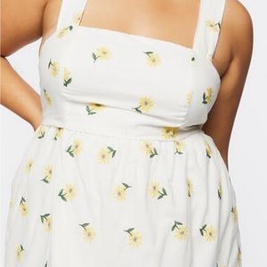 NWT FOREVER 21 dress with pockets. Tie back straps and square cut neck line